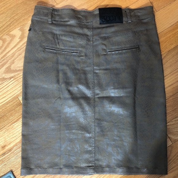 Short adjusted skirt - Picture 5 of 11